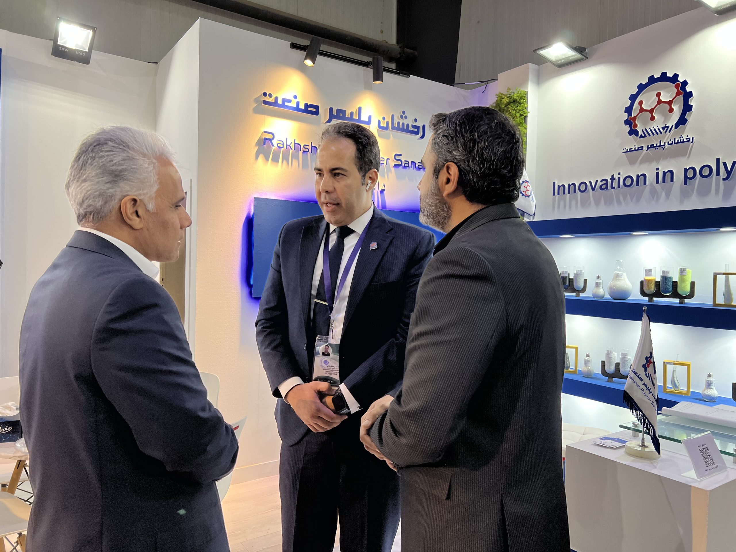 رئیس سازمان صنعت، معدن و تجارت استان تهران، آقای دکتر سیجانی در ایران پلاست هفدهم در غرفه شرکت دانش بنیان رخشان پلیمر صنعت